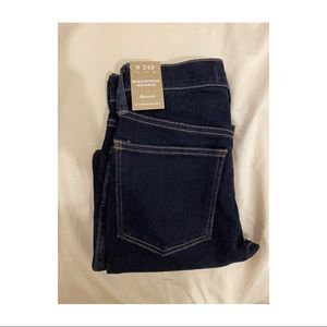 Madewell Roadtripper Jeggings in 24Petite; Dark blue wash